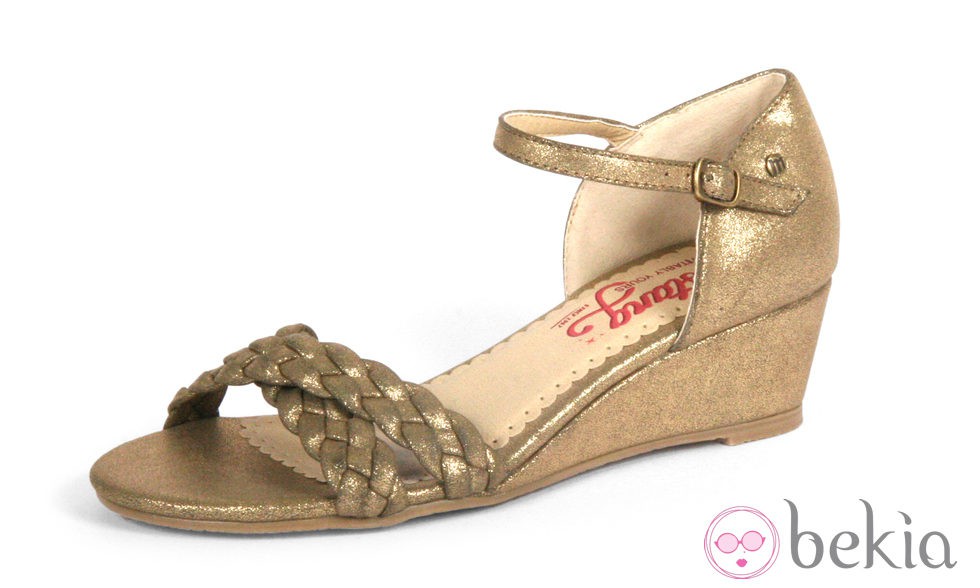 Sandalia dorada de Mustang para la colección primavera/verano 2013