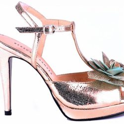 Sandalia dorada de la colección primavera/verano 2013 de Rebeca Sanver