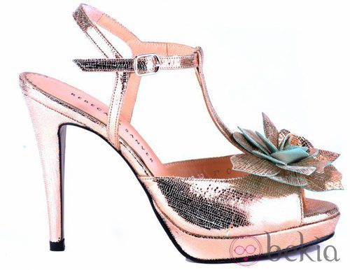 Sandalia dorada de la colección primavera/verano 2013 de Rebeca Sanver