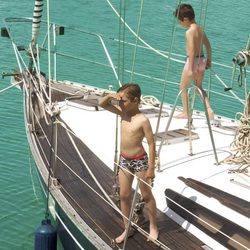Bañadores de la colección 'Navy Gold' verano 2013 de Dolores Cortés Kids