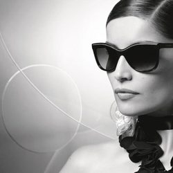 Laetitia Casta con la primavera/verano 2013 de las gafas de sol de Chanel