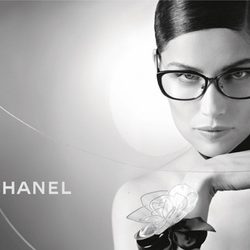 Laetitia Casta posa para la primavera/verano 2013 de la colección de gafas de sol de Chanel