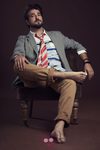 Antonio Orozco posando con la colección primavera/verano 2013 de Desigual