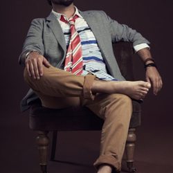Antonio Orozco posando con la colección primavera/verano 2013 de Desigual