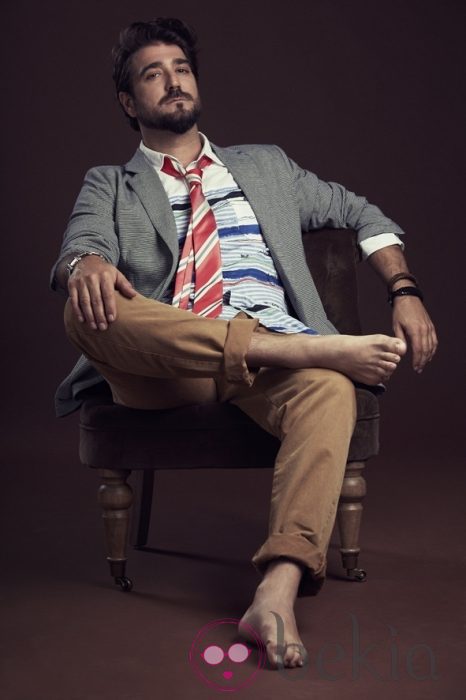 Antonio Orozco posando con la colección primavera/verano 2013 de Desigual