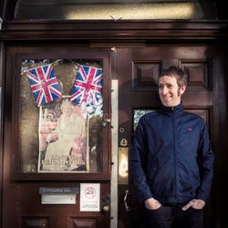 Bradley Wiggins con chaqueta azul de la colección primavera/verano 2013 de Fred Perry