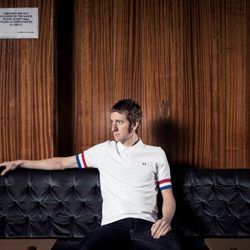 Bradley Wiggins con polo blanco de la colección primavera/verano 2013 de Fred Perry