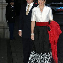 Máxima de Holanda con un conjunto de falda y camisa