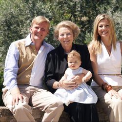 Máxima de Holanda con un conjunto de pantalón y blusa