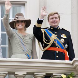 Máxima de Holanda con vestido de seda y tocado con pamela