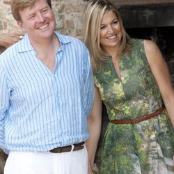 Máxima de Holanda con un vestido de pliegues estampado