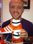 Simon Pegg subasta sus deportivas por una buena causa
