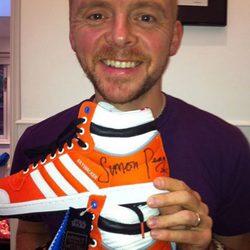 Simon Pegg subasta sus deportivas por una buena causa