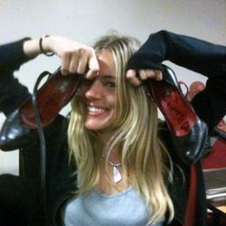 Sienna Miller subasta sus zapatos por una buena causa
