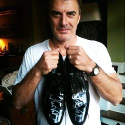 Chris Noth subasta sus zapatos por una buena causa