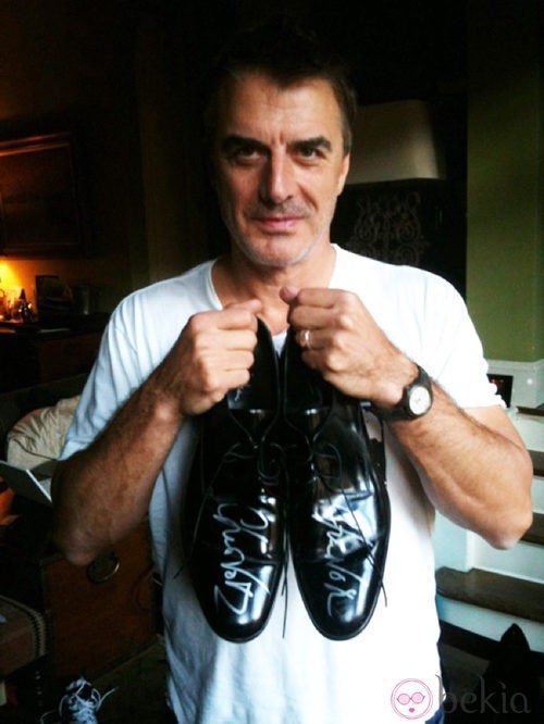 Chris Noth subasta sus zapatos por una buena causa