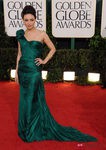Mila Kunis en los Globos de Oro vestida de Vera Wang