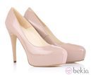 Zapatos de tacón de Brian Atwood color nude