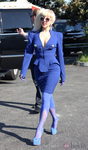 Lady Gaga con traje y manos azules