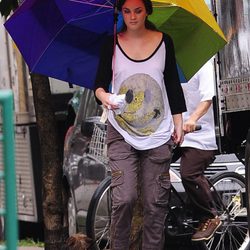 Leighton Meester sale a pasear al perro
