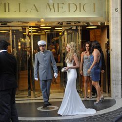 Petra Ecclestone con traje blanco de Ralph & Russo