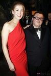 Alber Elbaz y la actriz Rosamund Pike