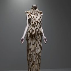 Vestido de conchas, colección VOSS de Alexander McQueen