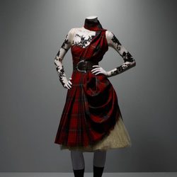 Conjunto de Widows of Culloden de Alexander McQueen, otoño/invierno 2006
