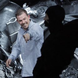 Alexander McQueen preparando uno de sus desfile