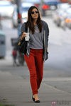 Street style de Jessica Biel con pantalones rojos