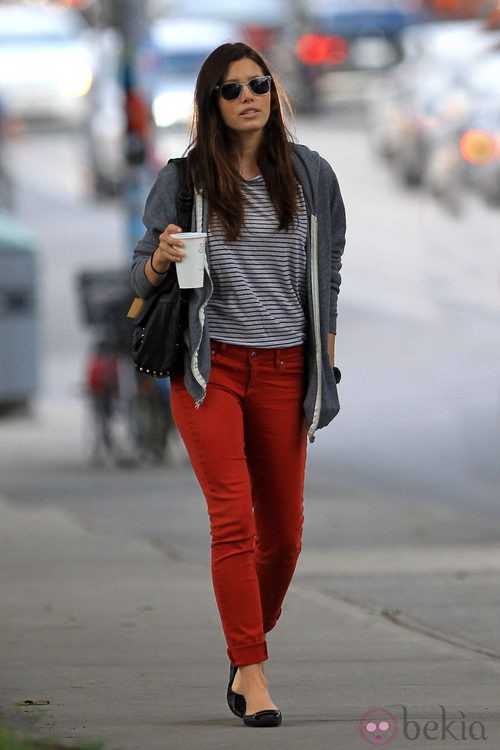 Street style de Jessica Biel con pantalones rojos