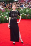 Evan Rachel Wood con vestido negro de Alessandra Rich en Venecia
