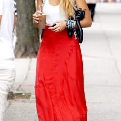 Blake Lively con chaleco de Matthew Williamson