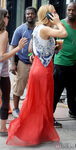 Blake Lively con chaleco de Matthew Williamson en el rodaje de 'Gossip girl'