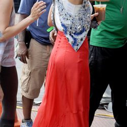 Blake Lively con chaleco de Matthew Williamson en el rodaje de 'Gossip girl'