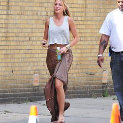 Blake Lively en el rodaje de 'Gossip girl' con maxi falda de lentejuelas