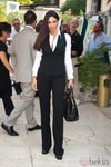 Monica Bellucci con chaleco y camisa blanca en el Festival de Venecia