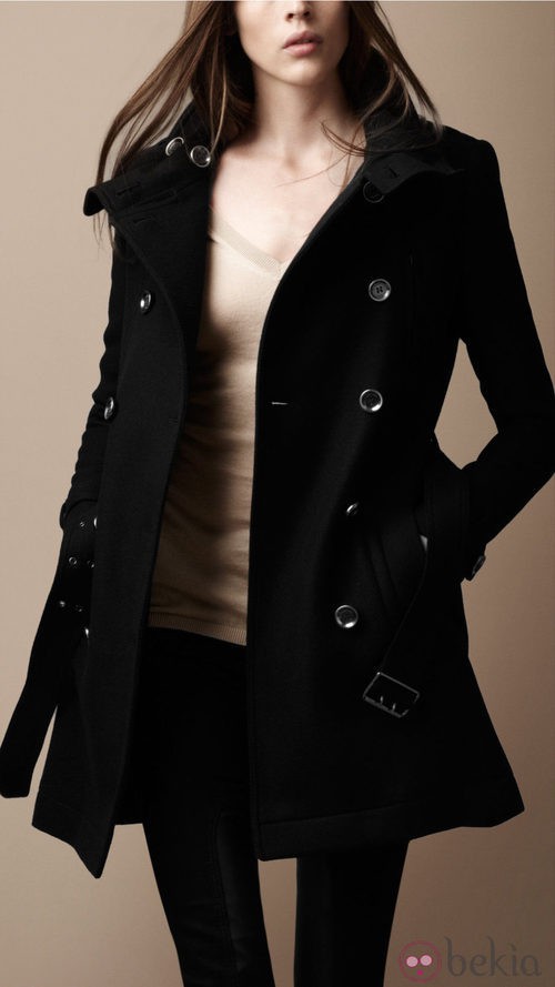 Abrigo negro con doble botonadura de Burberry