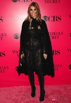 Carine Roitfeld con vestido de encaje transparente