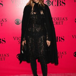 Carine Roitfeld con vestido de encaje transparente