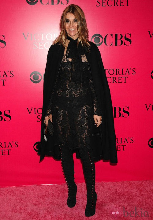 Carine Roitfeld con vestido de encaje transparente