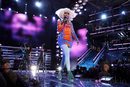 Nicki Minaj con vestido fluorescente