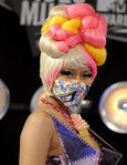 Nicki Minaj con mascarilla en la boca