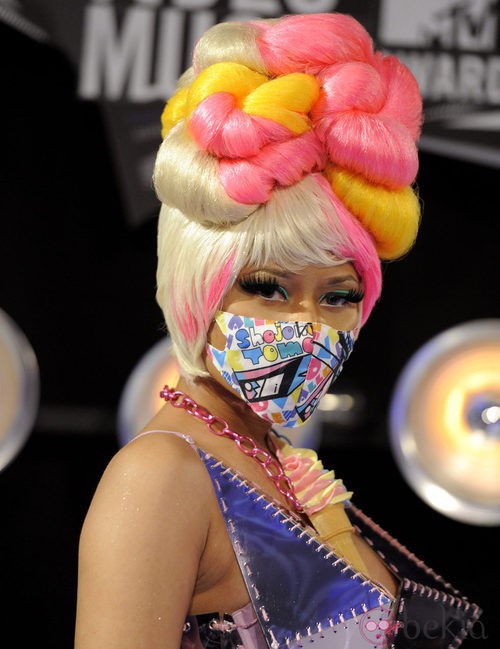 Nicki Minaj con mascarilla en la boca
