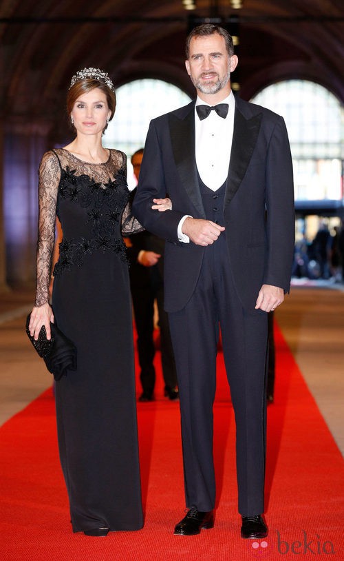 La Princesa Letizia con un vestido de Felipe Varela en la cena previa a la abdicación de la Reina Beatriz de Holanda