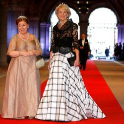 La Princesa Irene con un vestido a rayas y la Princesa Cristina con un vestido verde oliva en la cena previa a la abdicación de la Reina Beatriz de Holanda