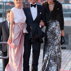 Las princesas Mabel y María Elena Ángela de Holanda con vestidos de gala en la cena de gala por la coronación de los Reyes de Holanda