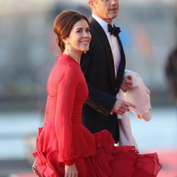 La princesa Mary de Dinamarca con un vestido rojo en la cena de gala por la coronación de los Reyes de Holanda
