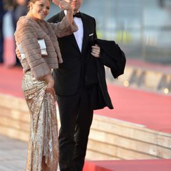 La princesa Victoria de Suecia con un vestido dorado en la cena de gala por la coronación de los Reyes de Holanda