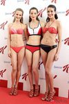 Astrid Klisans, Aída Artiles y Noelia López posando con la colección 'Descúbrete' de Dolores Cortés